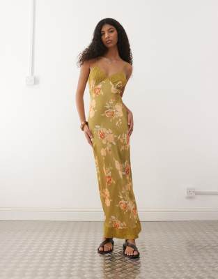 Reclaimed Vintage - Maxi-Trägerkleid aus Satin in Grün mit Spitzenbesatz und Blumenmuster-Bunt