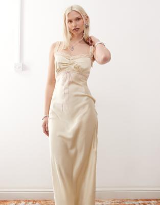 Reclaimed Vintage - Maxi-Trägerkleid in Cremeweiß mit kontrastierendem Besatz in Rosa