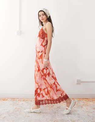 Reclaimed Vintage - Maxi-Trägerkleid in Rot mit Blumenprint-Bunt