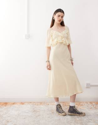Reclaimed Vintage - Maxikleid aus Chiffon in Buttermilchgelb mit Rüschen-Weiß