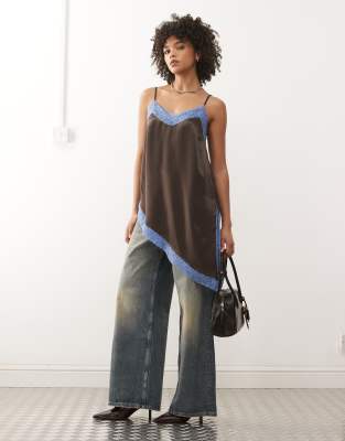 Reclaimed Vintage - Mehrlagiges Longline-Camisole in Braun mit asymmetrischem Saum und kontrastierender Spitzenverzierun...