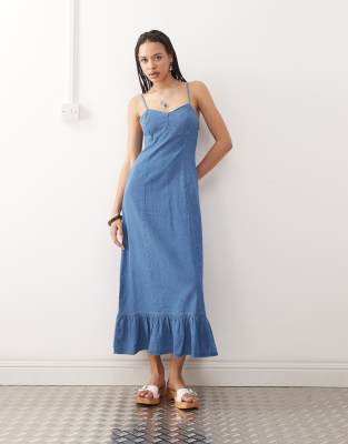 Reclaimed Vintage - Mellemblå slip-kjole i denim i maxilængde med stropper og syningsdetaljer 