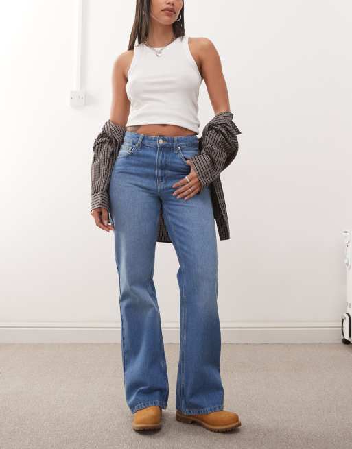 Reclaimed Vintage - Mellemvasket blå afslappede bootcut-denimjeans med svaj