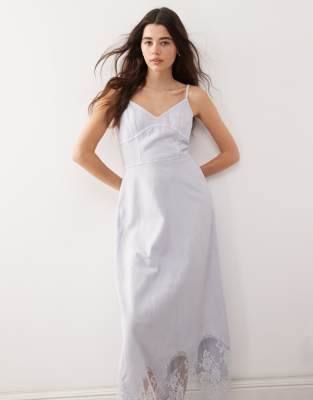 Reclaimed Vintage - Midi-Jeanskleid in hellblauer Waschung mit Riemchenträgern und Spitzeneinsatz