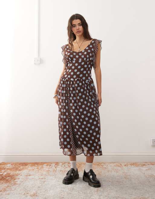 Reclaimed Vintage - Midi-jurk met godets, stippen en ruches in bruin