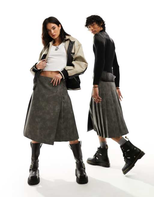 Reclaimed Vintage – Midi-Kiltrock in Unisex-Passform aus Kunstleder in verwaschener Optik