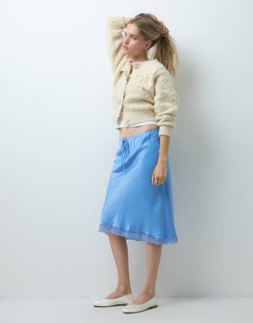 Reclaimed Vintage midi-nederdel i satin med blondedetalje i blå, 1 af 5