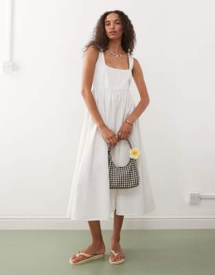 Reclaimed Vintage - Midikleid aus weich fallendem Denim in Weiß mit Ziernaht-Gelb