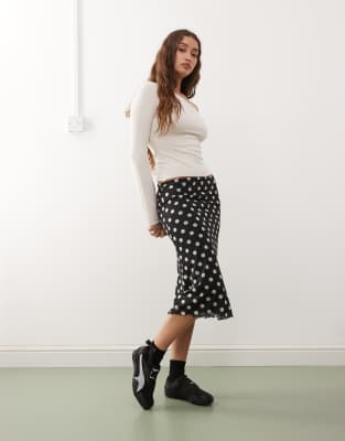 Reclaimed Vintage - Midirock aus Netzstoff in Schwarz mit weißem Polka-Dot-Muster-Bunt