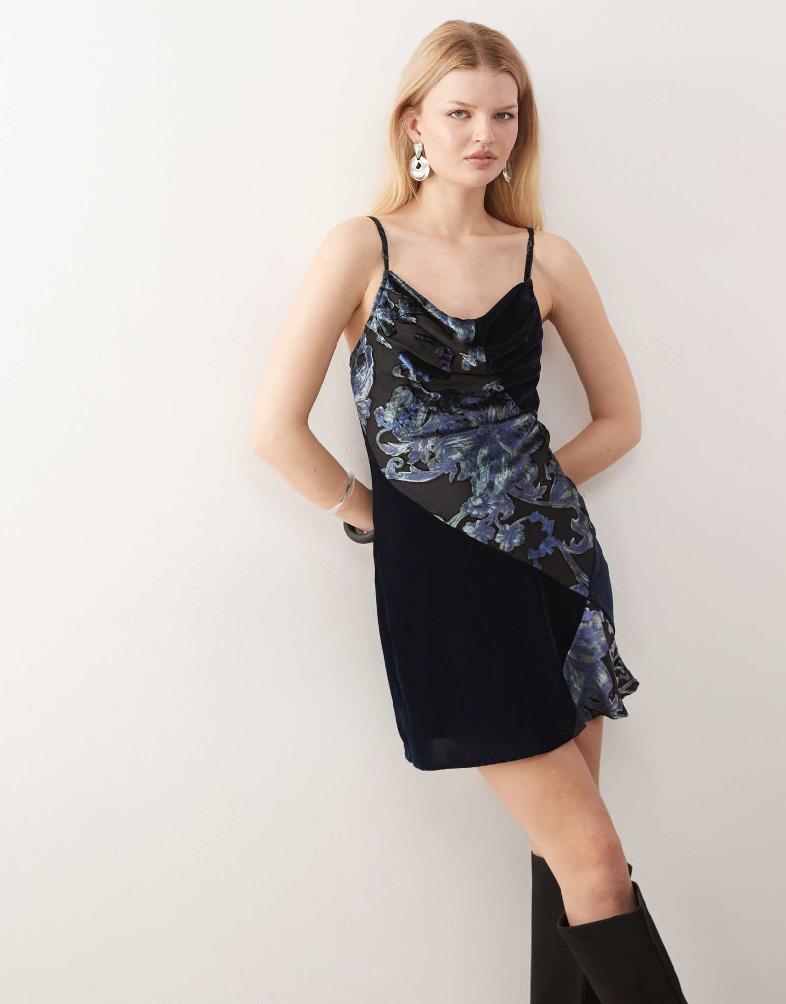 Обновленное винтажное мини-платье темно-синего цвета с бархатными вставками и цветочной отделкой devore