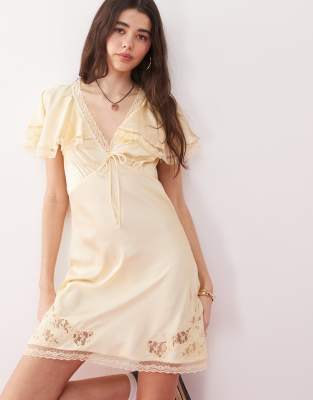 Reclaimed Vintage - Mini-Freizeitkleid in Buttergelb mit Cape-Ärmeln und Spitze mit Durchbrucharbeit-Weiß