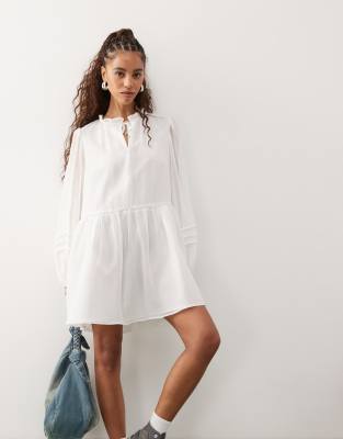 Reclaimed Vintage - Mini-Hängerkleid im Western-Stil in Elfenbeinweiß mit Schnürung am Kragen