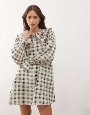 Reclaimed Vintage - Mini-Hemdkleid mit Oversize-Kragen und Stickerei in Schwarz und Weiß-Bunt