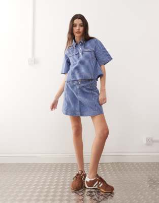 Reclaimed Vintage - Mini-Jeansrock in farblich abgestimmten Blautönen mit Nadelstreifen, Kombiteil