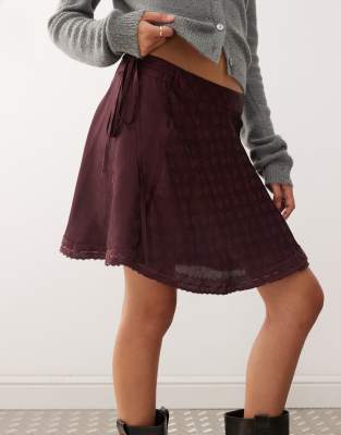 Reclaimed Vintage - Mini-jupe portefeuille en satin à jacquard - Violet