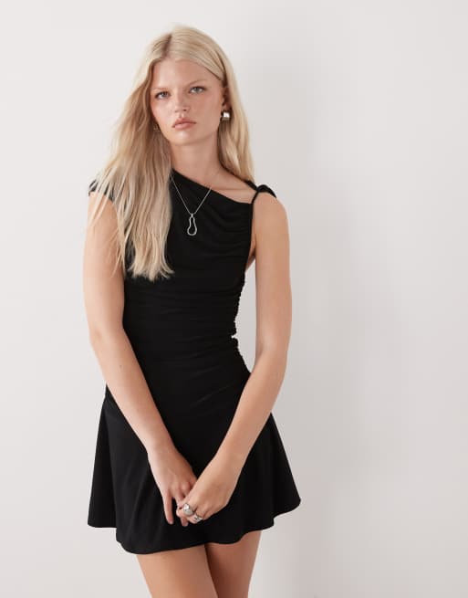 Reclaimed Vintage - Mini robe à short intégré avec bretelle nouée - Noir