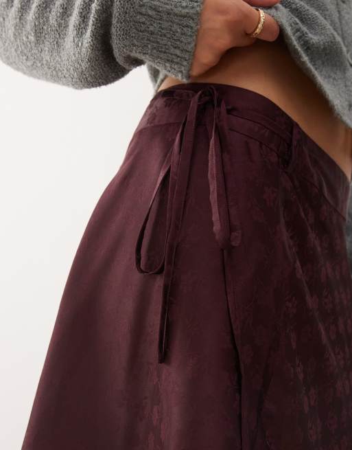 Reclaimed Vintage - Mini rok van satijnen jacquard met overslag in paars, 4 van 5
