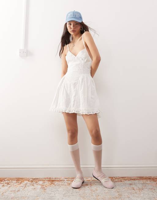 Reclaimed Vintage - Mini zomerjurk van broderie met ruches en verlaagde taille in wit