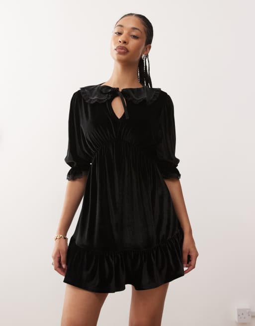 Reclaimed Vintage – Minikleid aus Samt in Schwarz mit Spitzeneinlagen und Kragen