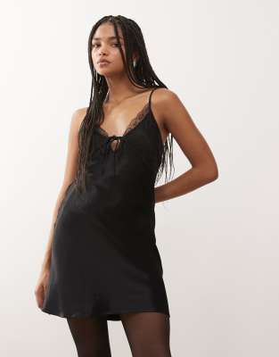 Reclaimed Vintage - Minikleid aus Satin in Schwarz mit Spitzenborte