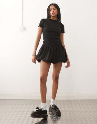 Reclaimed Vintage - Minikleid in Schwarz mit Ballonsaum