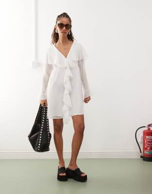 Reclaimed Vintage - Minikleid in Weiß mit Rüschen vorne in der Mitte