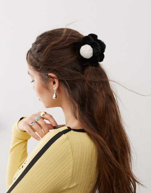 Reclaimed Vintage - Mollettone per capelli con fiore soffice color nero e bianco