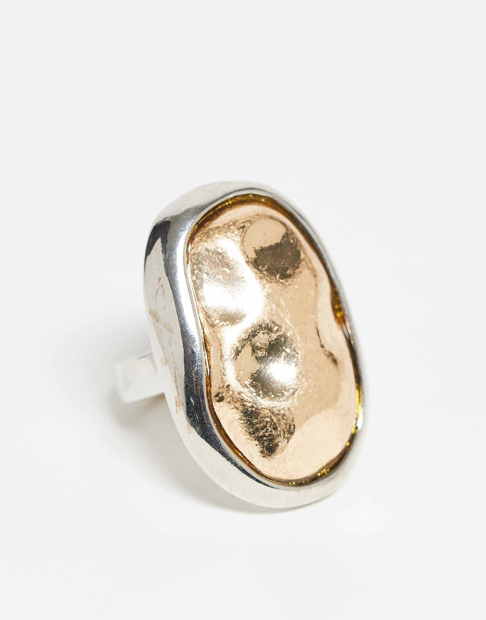 Восстановленное старинное кольцо из расплавленных смешанных металлов