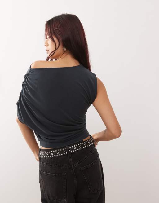 Reclaimed Vintage – Mörkgrå, silkig topp med drapering, 4 av 4