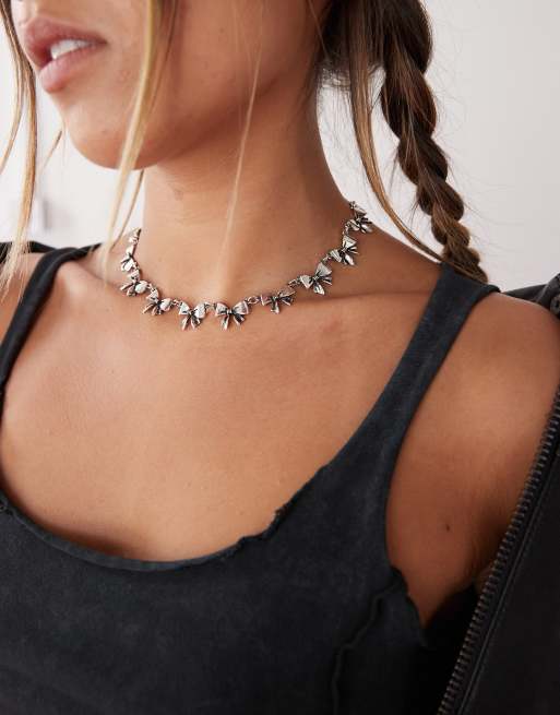 Reclaimed Vintage – Naszyjnik choker z kokardkami w kolorze oksydowanego srebra
