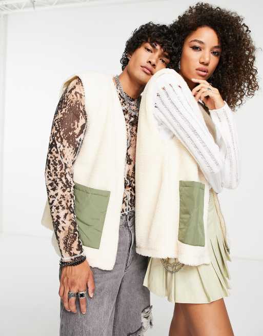 Reclaimed Vintage – Naturvit väst med kontrastfärgade fickor i unisex-modell av teddy