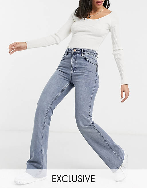 Reclaimed Vintage – Niebieskie jeansy z efektem sprania i rozszerzanymi nogawkami w stylu lat 99.