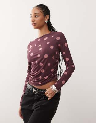 Reclaimed Vintage - Oberteil in Lila mit langen Raglanärmeln und rosa Polka-Dot-Muster-Bunt