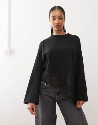 Reclaimed Vintage - Oberteil in Schwarz mit ausgestellten Ärmeln und asymmetrischem Spitzensaum