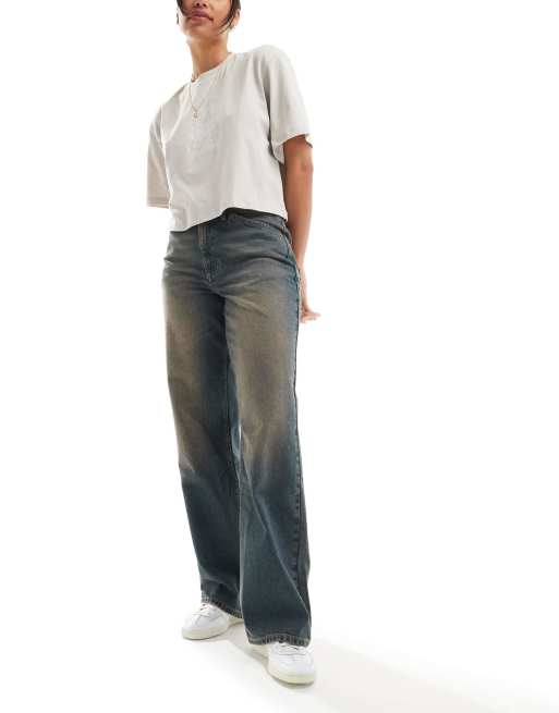 Reclaimed Vintage – Obszerne niebieskie sprane jeansy z szerokimi nogawkami w stylu lat 00.