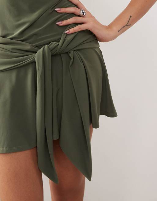 Reclaimed Vintage - Olivengrøn flagrende minikjole med skort og bindedetalje, 3 af 4