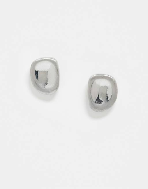 Reclaimed Vintage - Orecchini a bottone unisex color argento effetto fuso