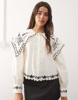 Thumbnail - Reclaimed Vintage - Oversize-Hemdbluse in Cremeweiß mit besticktem Kragen-Bunt