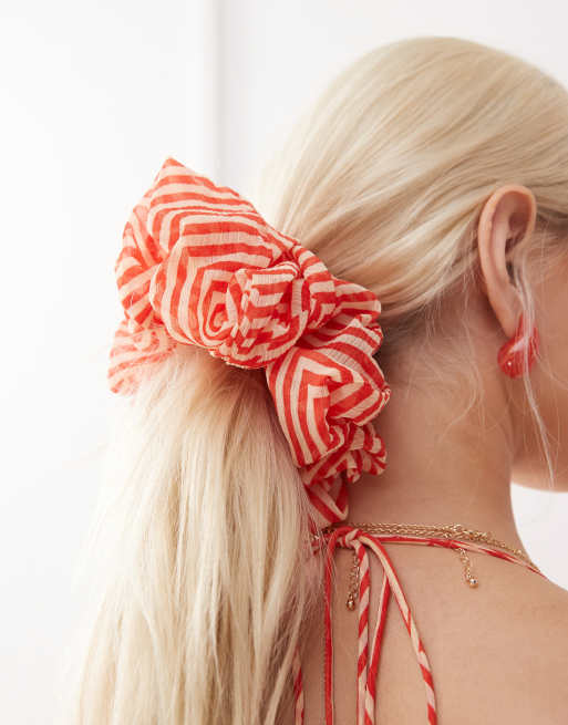 Reclaimed Vintage – Oversize-Scrunchie-Haargummi aus Chiffon mit rotem Streifenmuster, Kombiteil