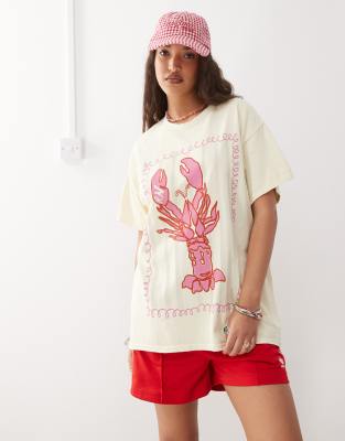 Reclaimed Vintage - Oversize-T-Shirt aus Baumwolle in verwaschenem Gelb mit Hummerprint