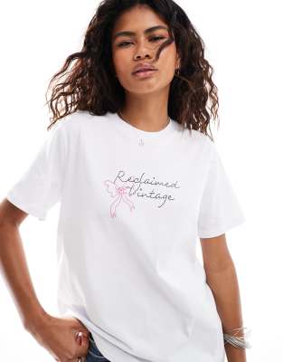Reclaimed Vintage - Oversize-T-Shirt in Weiß mit Blumen- und Schleifen-Placementprint