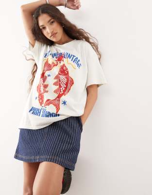 Reclaimed Vintage - Oversize-T-Shirt in Wollweiß mit Fisch-Grafik