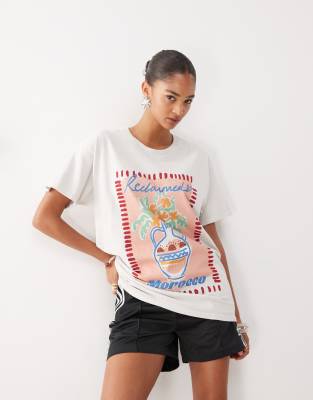 Reclaimed Vintage - Oversize-T-Shirt mit Vasen-Kunstdruck in sanftem Buttermilchbeige-Weiß
