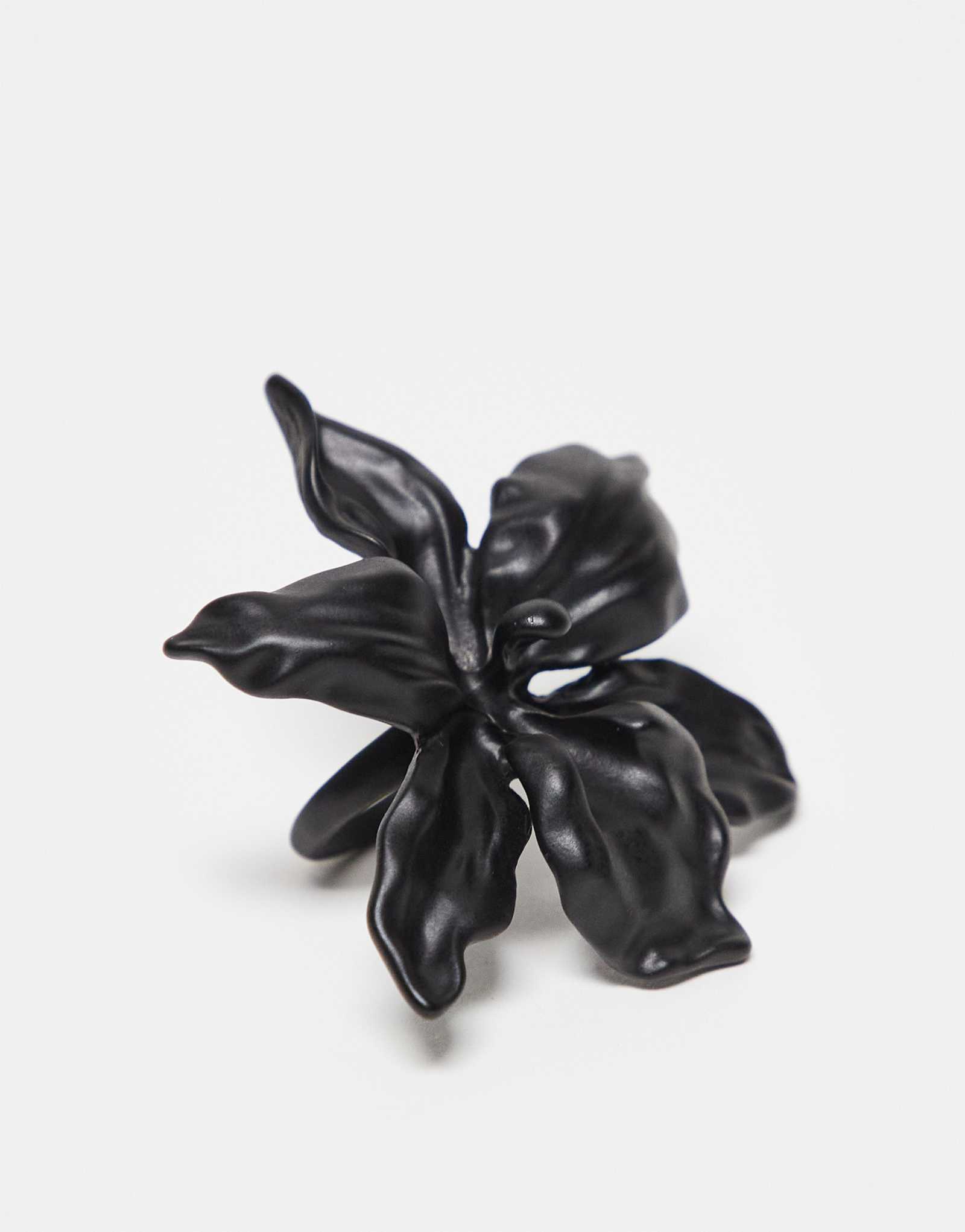 Восстановленное винтажное кольцо с цветочком большого размера черного цвета