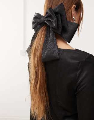 Reclaimed Vintage Reclaimed Vintage oversized hair bow in black jacquard