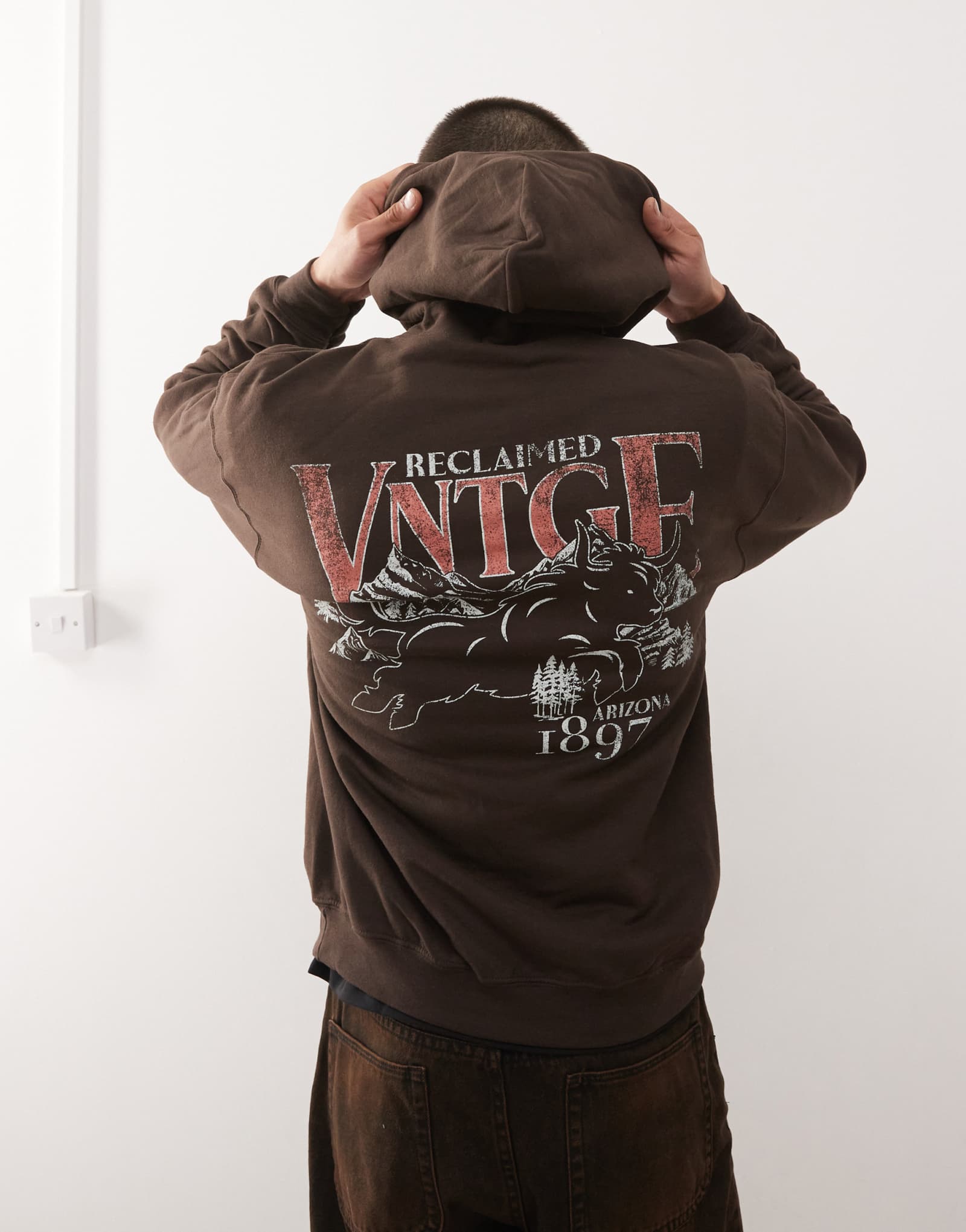 Восстановленная винтажная толстовка оверсайз шоколадно-коричневого цвета с графическим принтом сзади