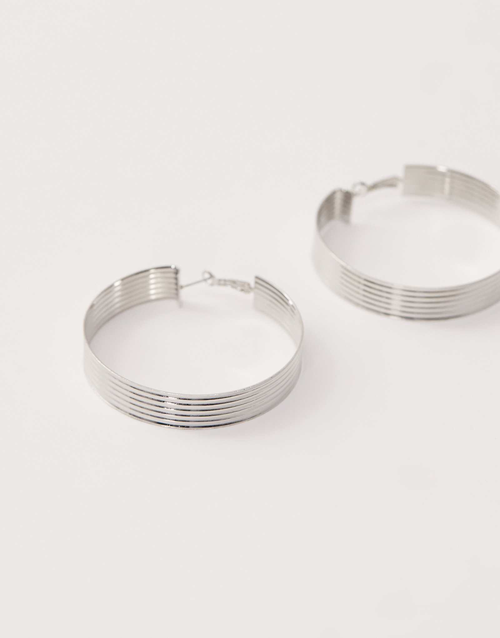 Восстановленные винтажные объемные серьги-кольца серебристого оттенка