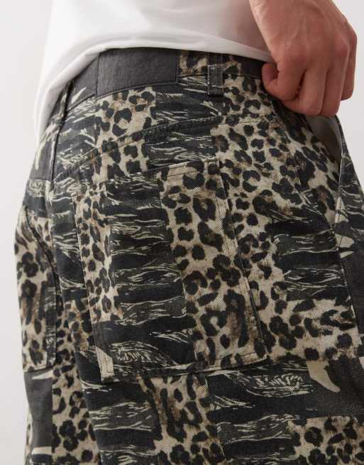 Reclaimed Vintage – Oversized Longline-Jorts aus Denim mit Military-Muster/Animal-Print, 4 von 5