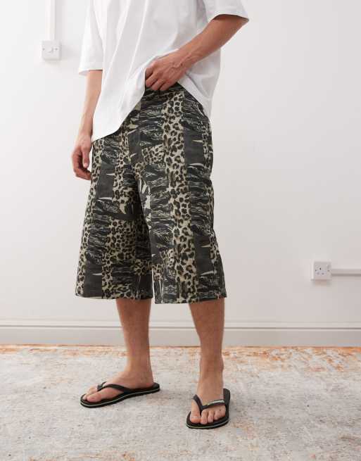 Reclaimed Vintage – Oversized Longline-Jorts aus Denim mit Military-Muster/Animal-Print, 5 von 5