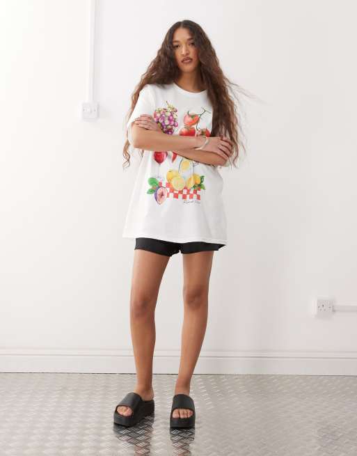 Reclaimed Vintage - Oversized og hvid T-shirt i bomuld med madprint, 2 af 4